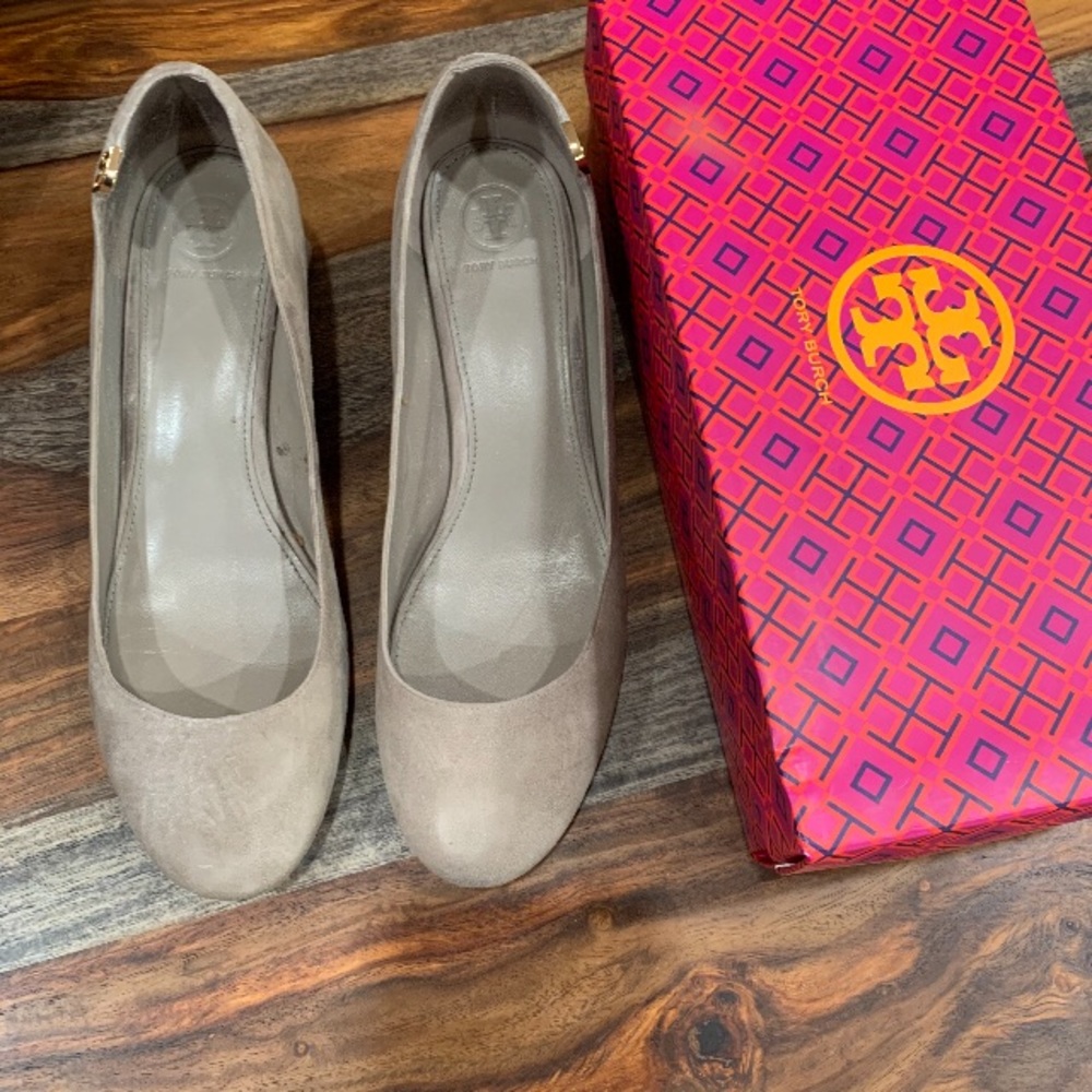 Totally Cute & Stylish Tory Burch Pumps